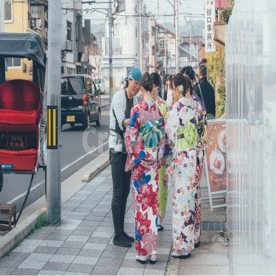 일본 기모노 전통의상 길거리 사람들