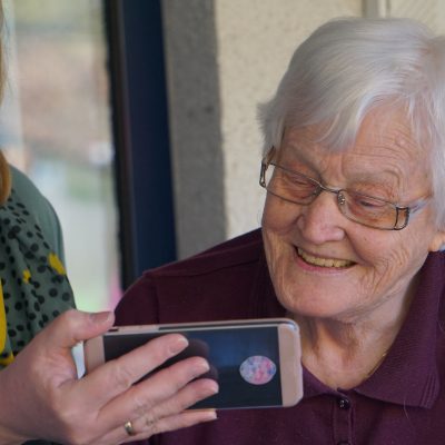노인 여성 할머니 고령 스마트폰 교육