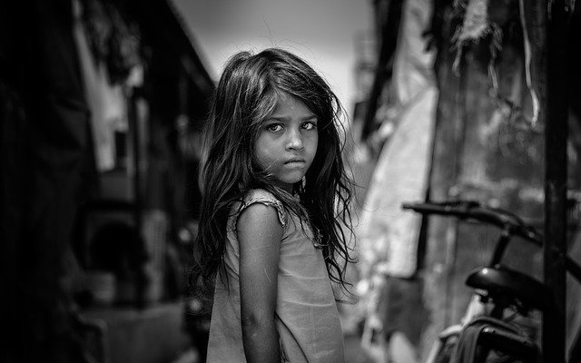 여자 아이 사진 흑백 슬픈 슬픔
