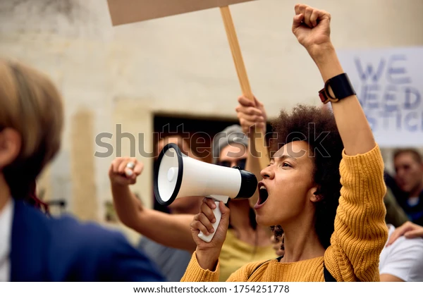 시위 확성기 여성 시위자