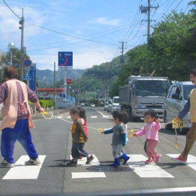 횡단보도 일본 어린이 아이들 유치원 교사 선생님 도로