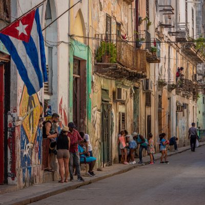 쿠바 국기 거리 사람들