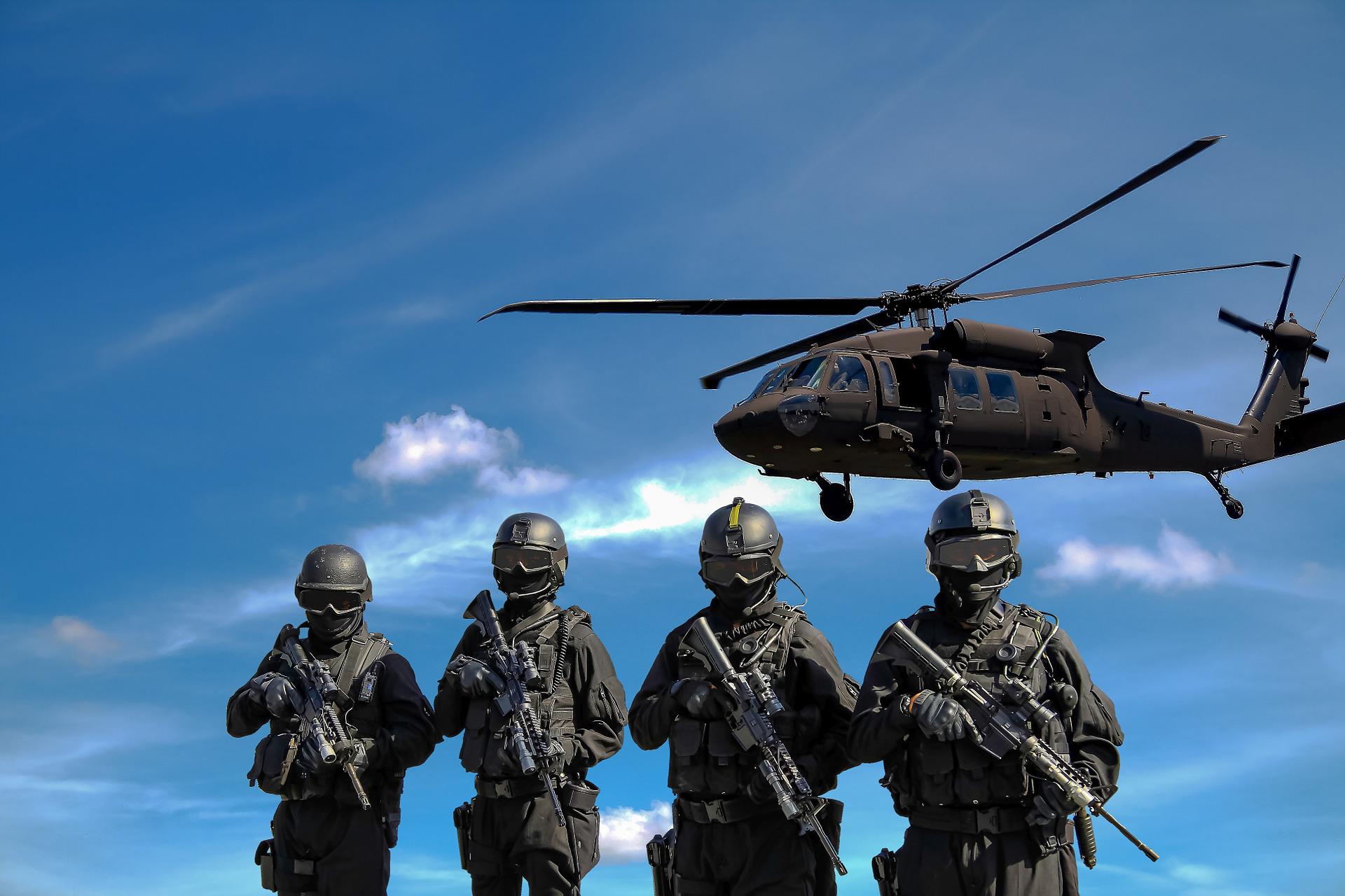 경찰, 헬리콥터, 군대. 훈련